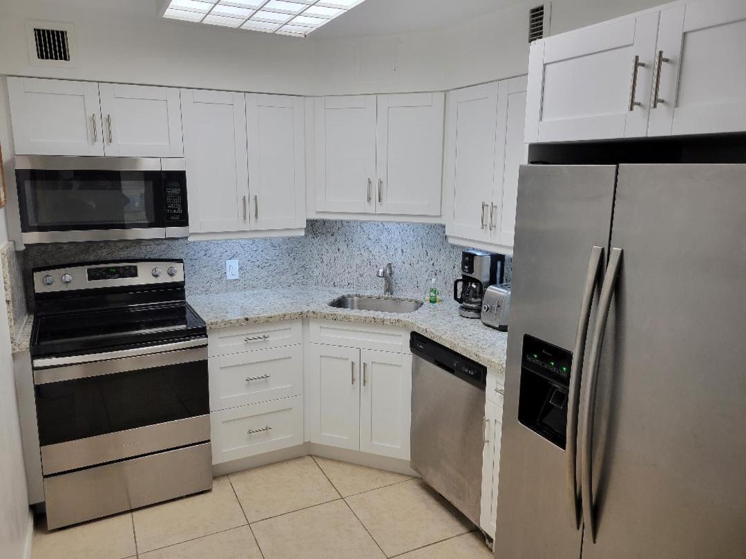 2 Bedroom 2 Bath Beachfront Condo On Miami Beach Millionaire Row Exteriér fotografie